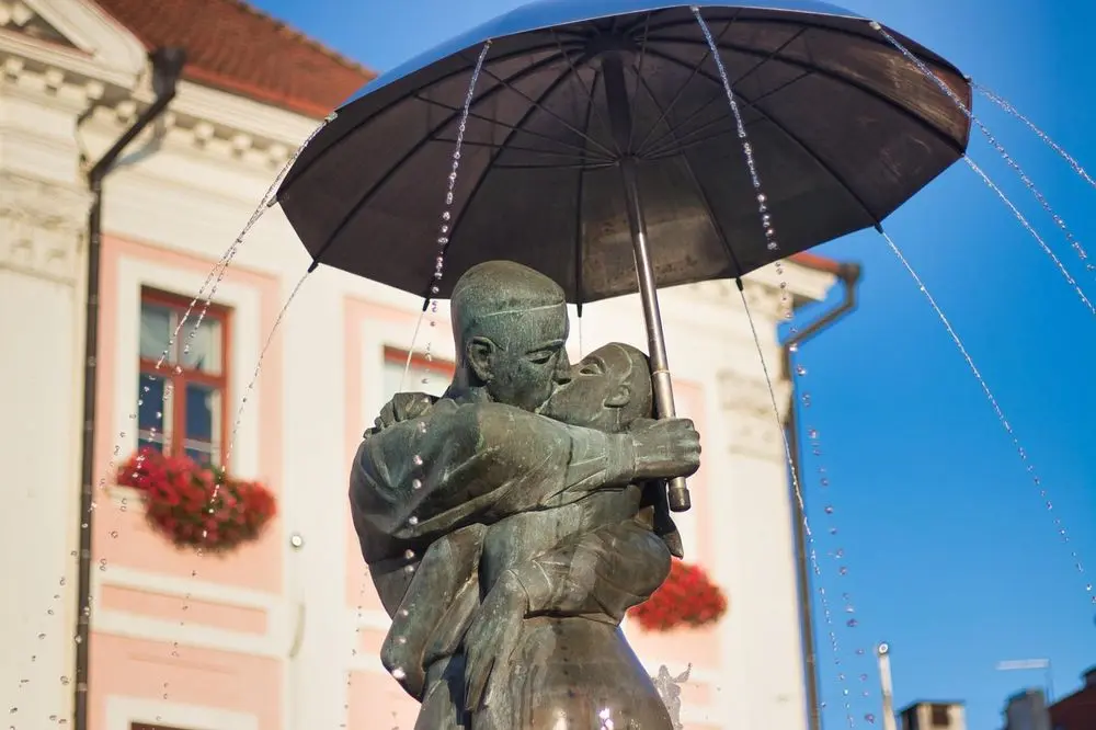 Statue of a couple under an umbrella