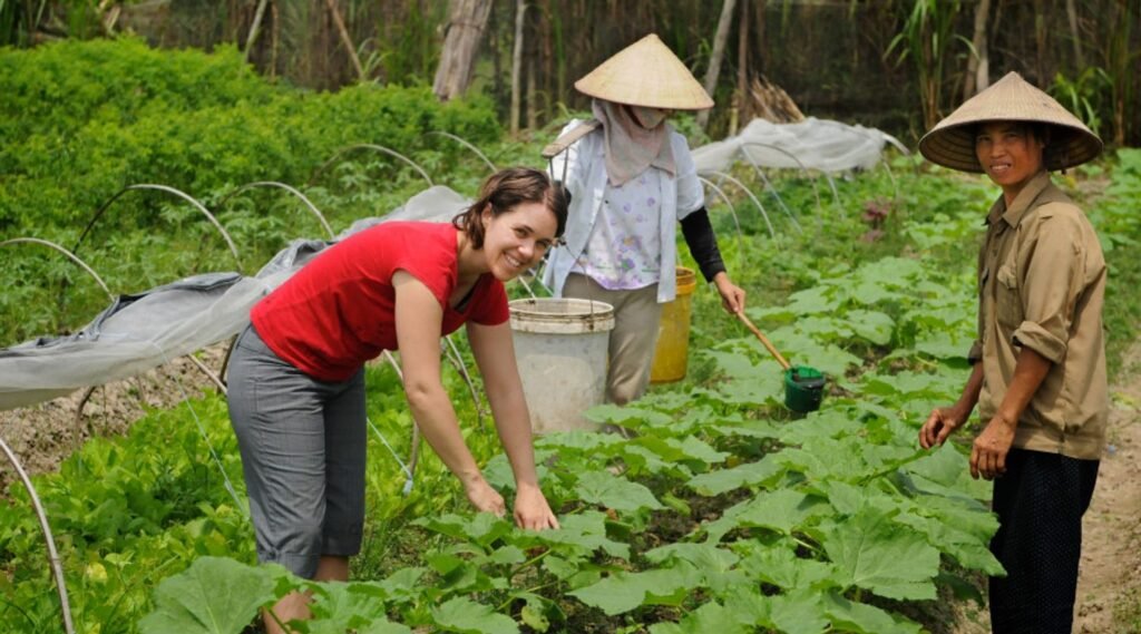 What is Voluntourism and How to Enjoy Vacation with a Purpose